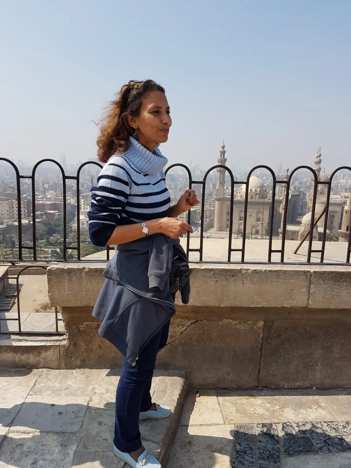 Azhaar Ahmed mit Blick über Kairos historische Stadtlandschaft